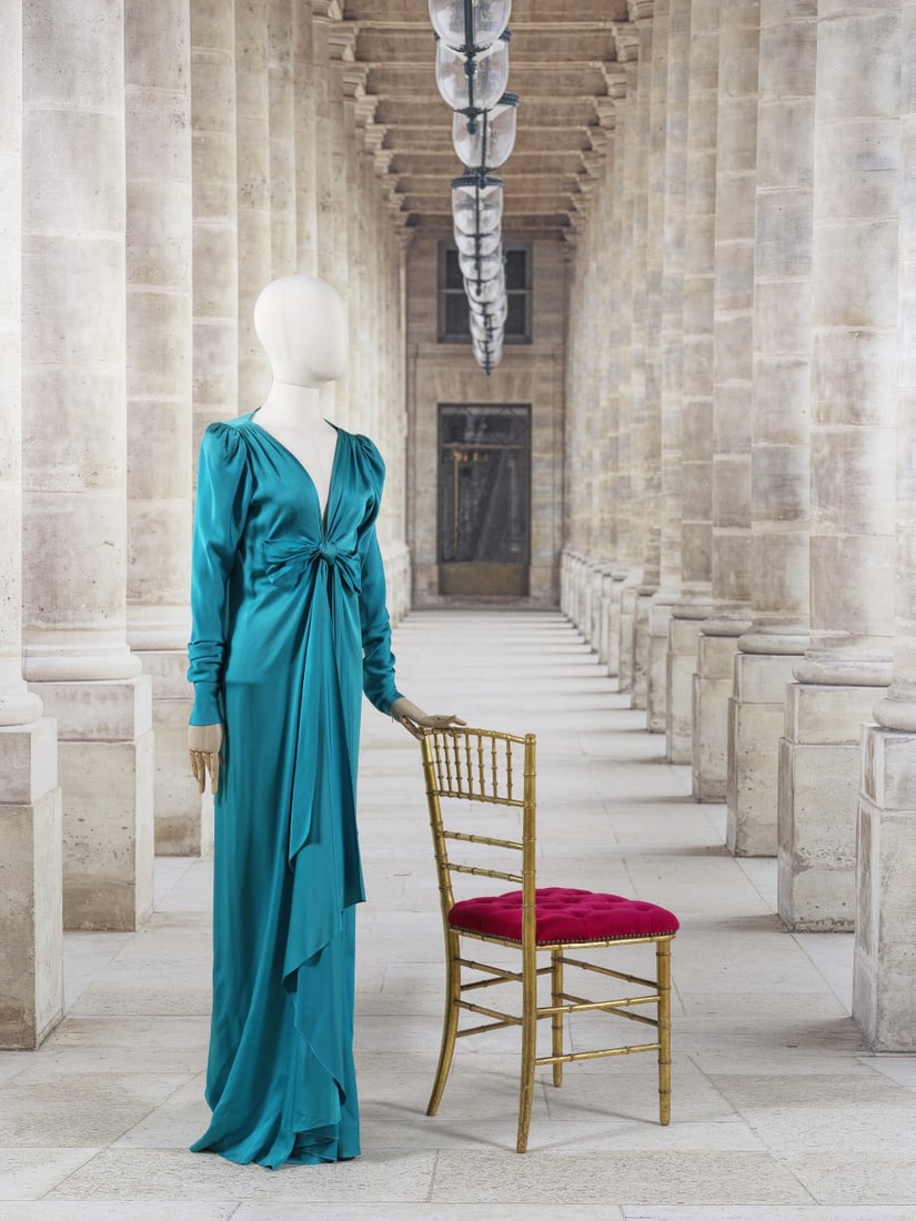 Yves Saint Laurent, collection Haute Couture, Printemps-Eté 1982. Robe du soir longue en sa...: Yves Saint Laurent, collection Haute Couture, Printemps-Eté 1982. Robe du soir longue en satin de soie turquoise. Création Yves Saint Laurent Décolleté profond en pointe, effet de