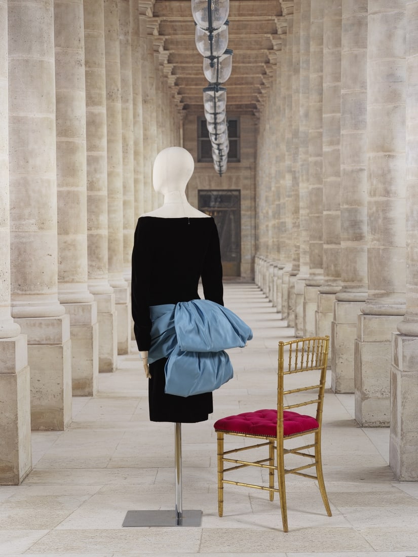 Yves Saint Laurent, collection Haute Couture, Automne-Hiver 1995. Robe de cocktail en velours no...: Yves Saint Laurent, collection Haute Couture, Automne-Hiver 1995. Robe de cocktail en velours noir et reps de soie bleu ciel. Création Yves Saint Laurent Décolleté bateau, manches longu