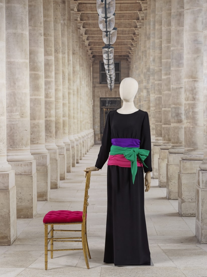 Yves Saint Laurent 1962-2002, collection Haute Couture, 2002. Robe du soir longue en crêpe ...: Yves Saint Laurent 1962-2002, collection Haute Couture, 2002. Robe du soir longue en crêpe de laine noire. Création Yves Saint Laurent Décolleté rond, manches longues effet de tail