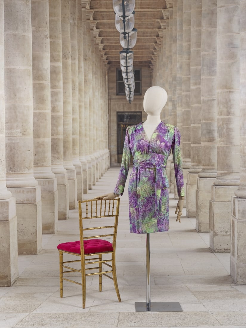 Yves Saint Laurent, collection Haute Couture, Printemps-Eté 1986. Robe de cocktail en soie ...: Yves Saint Laurent, collection Haute Couture, Printemps-Eté 1986. Robe de cocktail en soie imprimée. Création Yves Saint Laurent Décolleté en pointe, manches longues, taille s