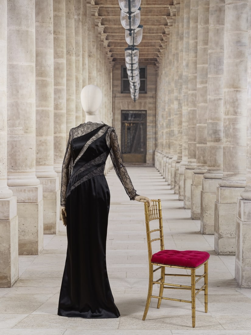 Loris Azzaro, collection Prêt-à-Porter, circa 1978. Robe du soir longue en satin et de... (1 of 1)