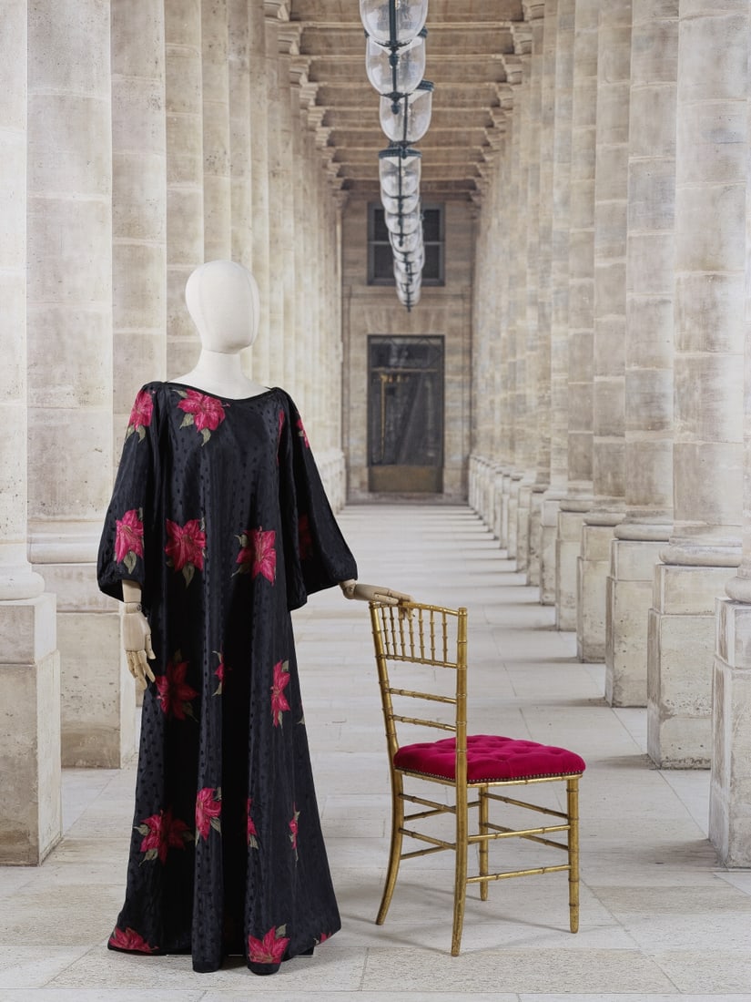 Yves Saint Laurent, collection Haute Couture, Automne-Hiver 1981. Robe du soir longue en soie da...: Yves Saint Laurent, collection Haute Couture, Automne-Hiver 1981. Robe du soir longue en soie damassée noire. Création Yves Saint Laurent - Prototype du défilé - Modèle n°