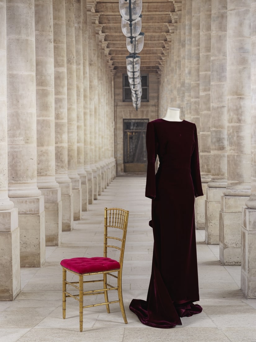 Yves Saint Laurent, collection Haute Couture, circa 1998. Robe du soir longue en velours de soie...: Yves Saint Laurent, collection Haute Couture, circa 1998. Robe du soir longue en velours de soie aubergine. Création Yves Saint Laurent Décolleté bateau sur dos nu arrondi, manches long