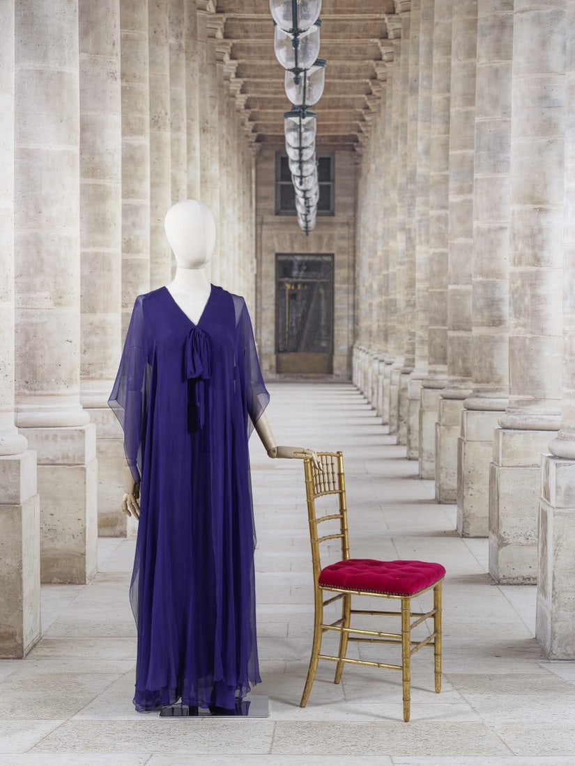 Yves Saint Laurent, collection Haute Couture, circa 1975. Robe du soir longue en mousseline de s...: Yves Saint Laurent, collection Haute Couture, circa 1975. Robe du soir longue en mousseline de soie bleue. Création Yves Saint Laurent Décolleté en V souligné d'un noeud, effet de