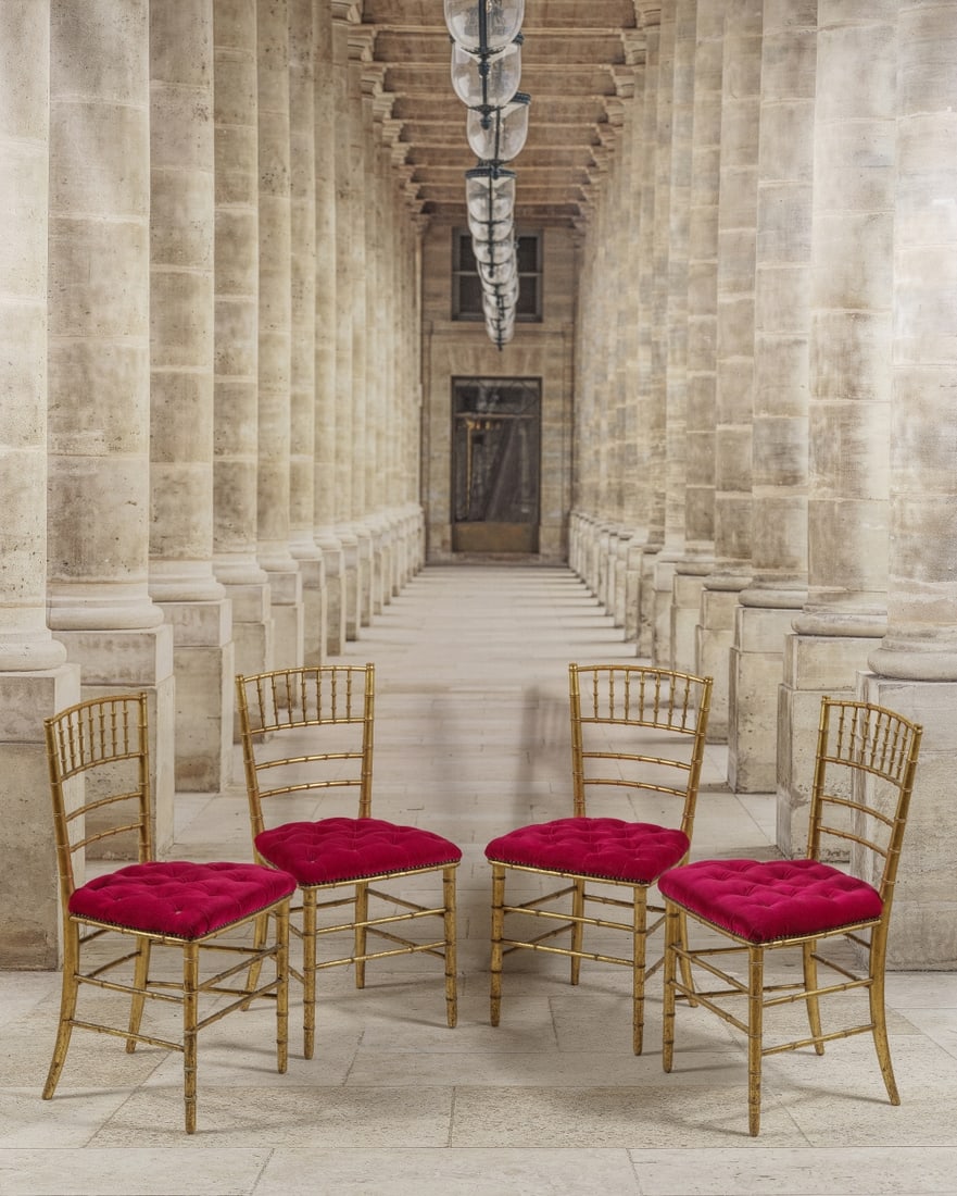 Suite de quatre chaises en bois doré de la seconde partie du XIXe siècle.: Suite de quatre chaises en bois doré de la seconde partie du XIXe siècle. Dossier ajouré à barrettes, pieds arqués, assise en velours rouge capitonné. 83 x 40 x 36 cm Foo