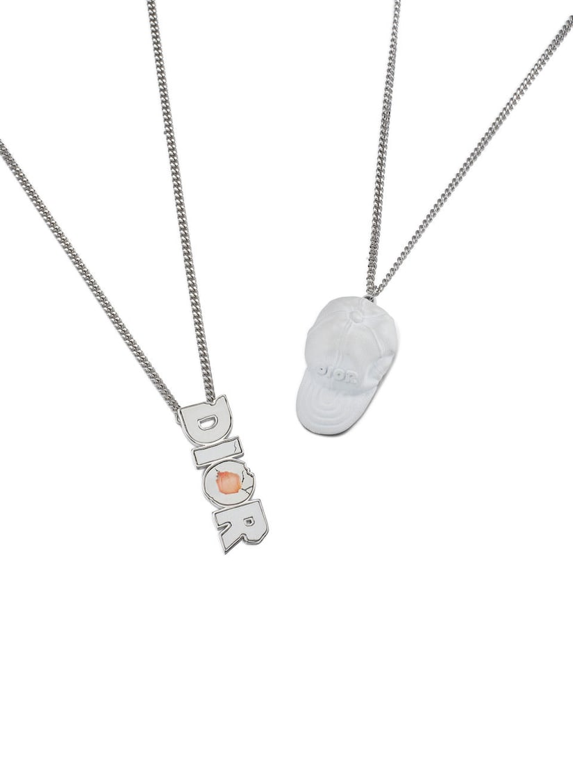 [NO RESERVE] DIOR x DANIEL ARSHAM: A SET OF 2 SILVER TONED ENDANT NECKLACE: [NO RESERVE] DIOR x DANIEL ARSHAM: A SET OF 2 SILVER TONED ENDANT NECKLACE Dimensions: L60cm; L56cm Footnotes: 迪奧 x DANIEL ARSHAM：一套兩件 銀色