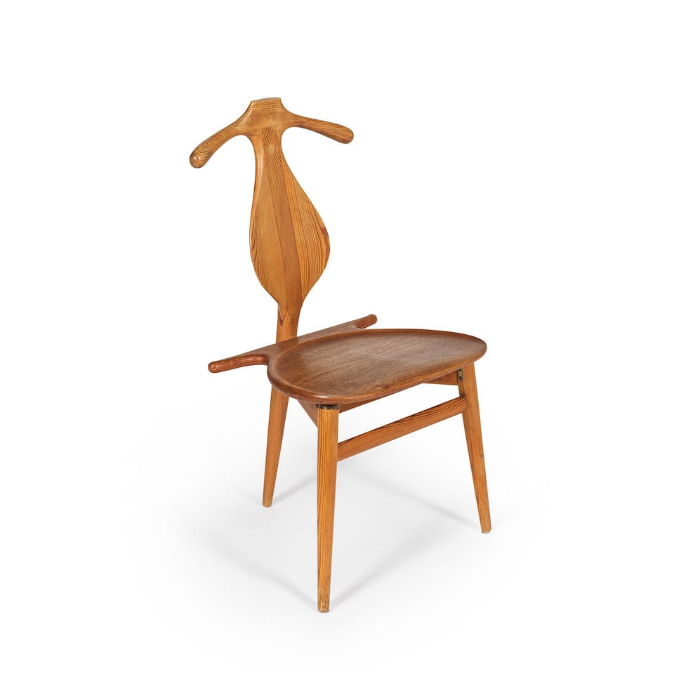 HANS J. WEGNER (1914-2007) Chaise JH 540, dite Valet Chair: HANS J. WEGNER (1914-2007) Chaise JH 540, dite Valet Chair Création en 1953 Edition Johannes Hansen Estampille de l'éditeur Noyer, mélèze, cuir et laiton JH 540 chair, also called