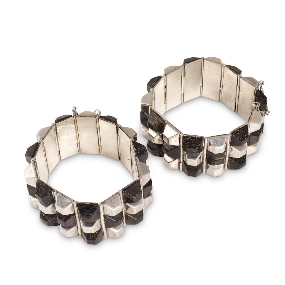 WILLIAM SPRATLING: PAIRE DE BRACELETS BOIS ET ARGENT, MEXIQUE (1 of 2)