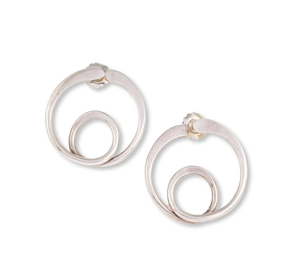 ART SMITH: PAIRE DE BOUCLES D'OREILLES ARGENT: ART SMITH: PAIRE DE BOUCLES D'OREILLES ARGENT Chacune formant une boucle stylisée en argent, signée Art Smith, poinçons français d'import pour l'argent (800°/00), diamètr