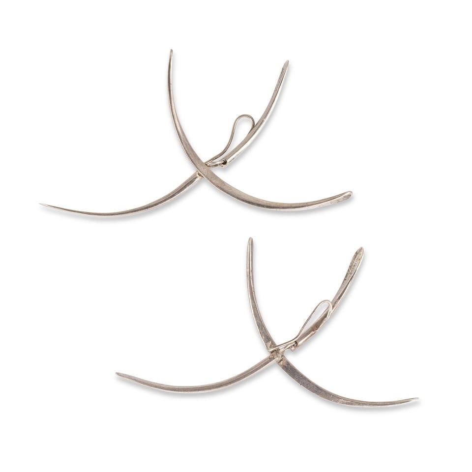 ART SMITH: PAIRE DE BOUCLES D'OREILLES ARGENT: ART SMITH: PAIRE DE BOUCLES D'OREILLES ARGENT Chacune décorée de motifs mobiles formant des courbes abstraites, signées Art Smith, poinçons français d'import pour l'argent (80