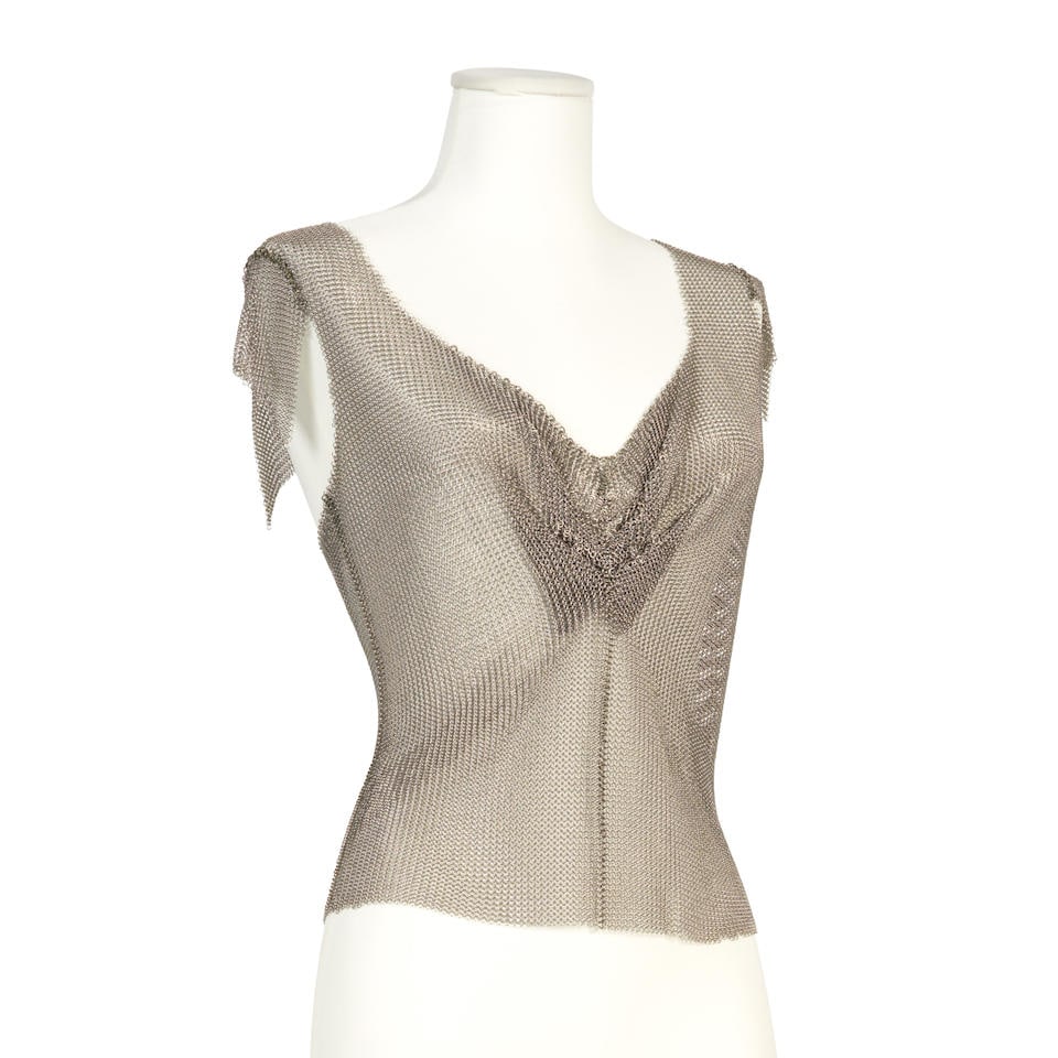 Prada, collection Prêt à Porter Automne/Hiver 2002. Haut en cotte de maille. Directric...: Prada, collection Prêt à Porter Automne/Hiver 2002. Haut en cotte de maille. Directrice artistique: Miuccia Prada. Bretelles larges, dos nu fermant par un crochet. Condition d'état: A.