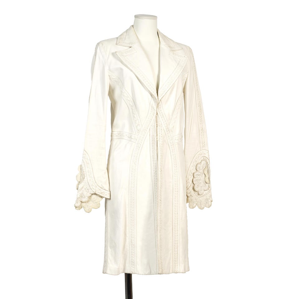 Versace, collection Prêt à Porter Printemps/Eté 2004. Manteau en cuir agneau blan...: Versace, collection Prêt à Porter Printemps/Eté 2004. Manteau en cuir agneau blanc partiellement tressé. Directrice artistique: Donatella Versace. Bas des manches longues et dos a