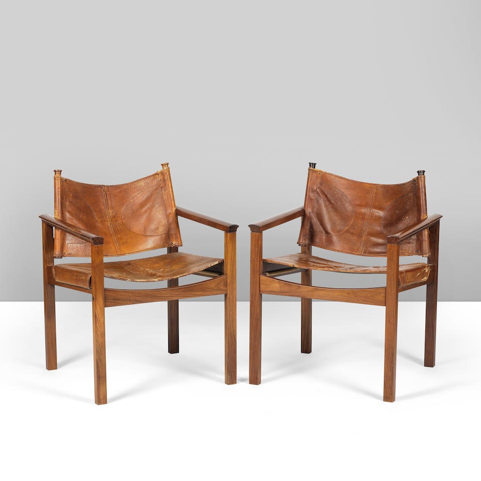 Michel Arnoult (1922-2005) Paire de fauteuils Peg Lev, dit Safari: Michel Arnoult (1922-2005) Paire de fauteuils Peg Lev, dit Safari Création en 1968 Sipo et cuir d'origine H: 76,5 cm - L: 57 cm - P: 52,5 cm A pair of 'Peg Lev' armchairs, also called 'Safari', i