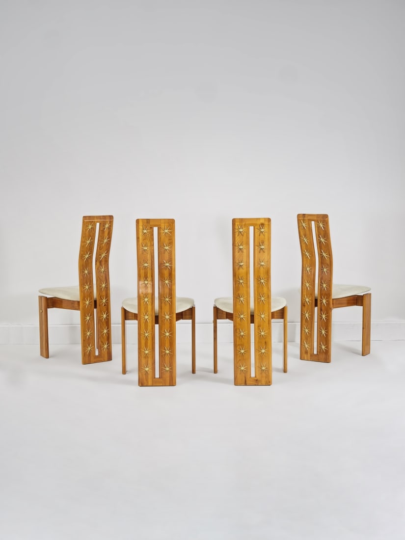 ROBERTO GIULIO RIDA (1943) Ensemble de quatre chaises Sedie Stelle: ROBERTO GIULIO RIDA (1943) Ensemble de quatre chaises Sedie Stelle 2022 Ensemble unique Estampille de l'artiste Merisier, cuir et laiton H: 96 cm. (37.3/4 in.); L: 44,5 cm. (17.1/2 in.); 53,5 cm. (21