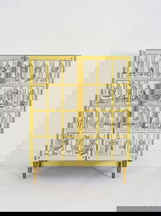 ROBERTO GIULIO RIDA (1943) Cabinet Tarocchi: ROBERTO GIULIO RIDA (1943) Cabinet Tarocchi 2008 Pièce unique Estampille de l'artiste Frêne partiellement peint, verre, laiton et papier H: 99,5 cm. (39.1/8 in.); L: 78,5 cm. (30.7/8 in.); P