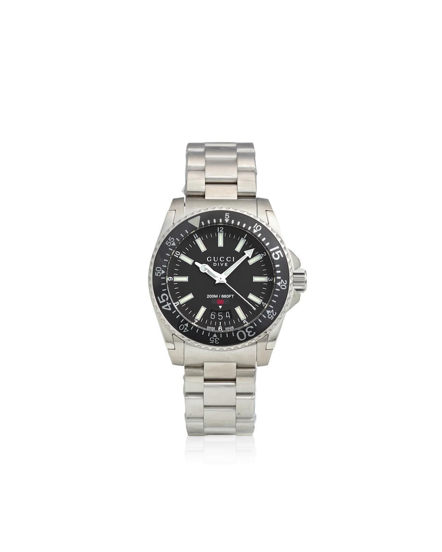 [NO RESERVE] GUCCI. A STAINLESS STEEL QUARTZ CALENDAR BRACELET WATCH Dive, Ref: YA136301A, c. 2015 (1 of 2)