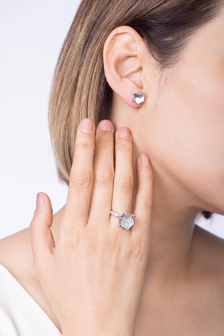 PAOLO COSTAGLI: SET OF COLOURLESS TOPAZ AND DIAMOND RING; AND EARSTUDS: PAOLO COSTAGLI: SET OF COLOURLESS TOPAZ AND DIAMOND RING; AND EARSTUDS PAOLO COSTAGLI: 無色托帕石配鑽石戒指及耳環 Colourle