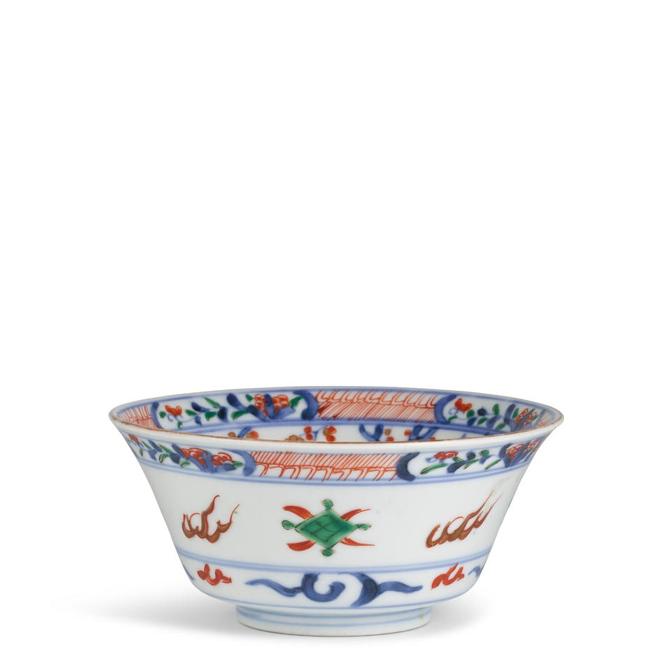A CHINESE IMARI-PALETTE FOOTED BOWL Late 17th/early 18th century