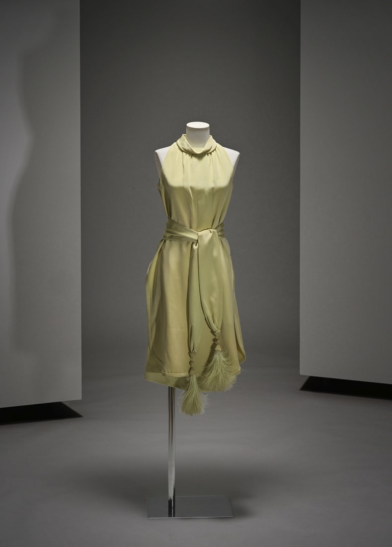 Guy Laroche, collection Haute Couture, circa 1965/1970. Ensemble de cocktail en soie verte. Cr&#...: Guy Laroche, collection Haute Couture, circa 1965/1970. Ensemble de cocktail en soie verte. Création: Guy Laroche Longue tunique à encolure américaine, sans manches, découpes arron