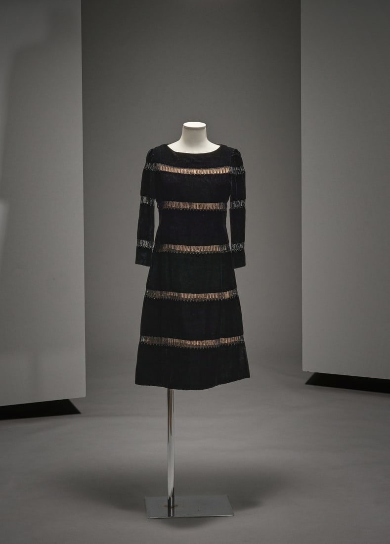 Guy Laroche, collection Haute Couture, circa 1965. Robe de cocktail en velours noir. Créati...: Guy Laroche, collection Haute Couture, circa 1965. Robe de cocktail en velours noir. Création: Guy Laroche De forme évasée, encolure ronde, manches longue, alternance de bandes transpar