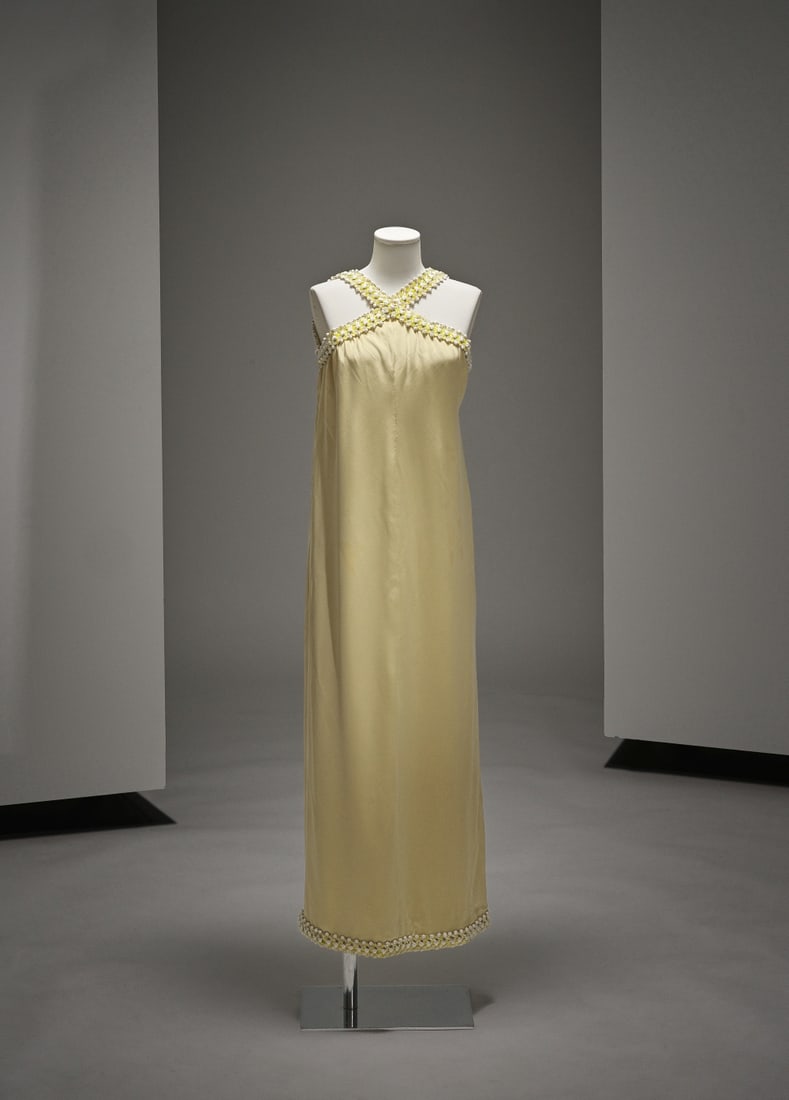 Yves Saint Laurent Boutique, collection Couture, circa 1966. Robe du soir en soie jaune. Cré...: Yves Saint Laurent Boutique, collection Couture, circa 1966. Robe du soir en soie jaune. Création: Yves Saint Laurent De forme droite, ganse brodée de perles et de coeurs blancs, bretelles c