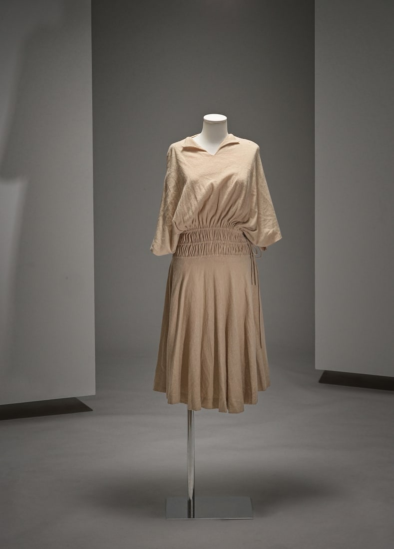 GRES, collection Haute Couture, circa 1970. Robe de jour à emmanchures tombantes en lainage...: GRES, collection Haute Couture, circa 1970. Robe de jour à emmanchures tombantes en lainage beige. Prototype du défilé - Passage n°17 bis - Atelier: Christine. Mannequin: Patricia.