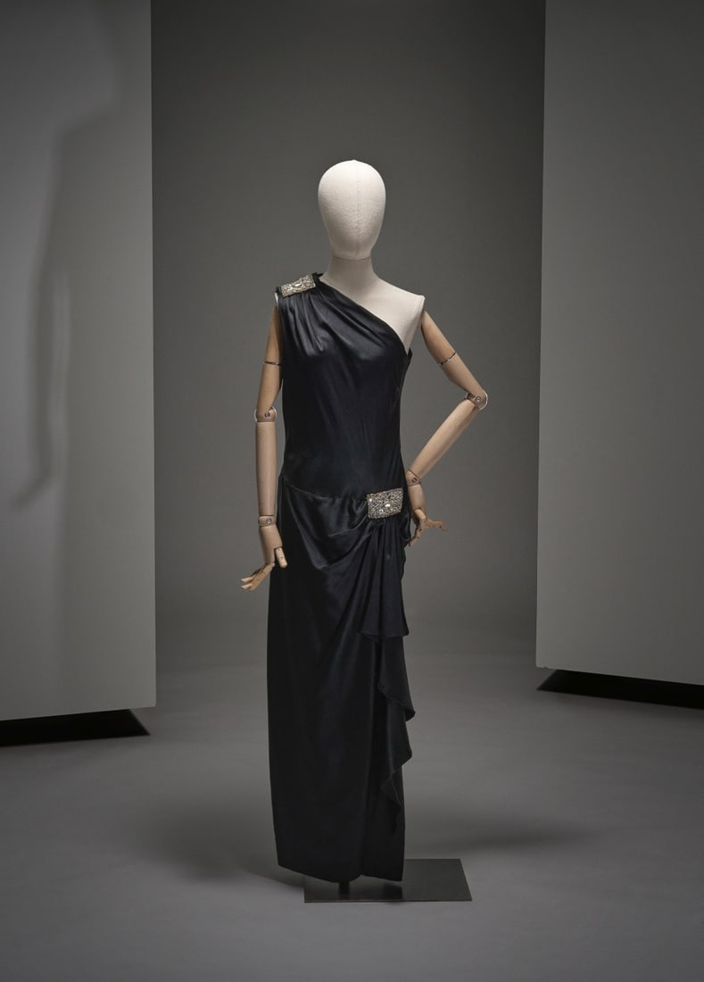 Yves Saint Laurent, collection Haute Couture, Printemps-Eté 1982. Robe du soir longue en sa...: Yves Saint Laurent, collection Haute Couture, Printemps-Eté 1982. Robe du soir longue en satin de soie noir. Création: Yves Saint Laurent - Broderie: François Lesage Haut à dé