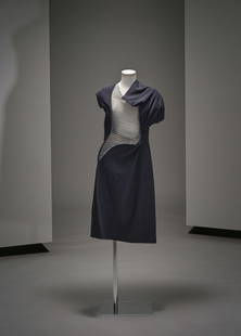 Junya Watanabe Comme des Garçons, collection PrĂªt-Ă -Porter, circa 1998. Robe scul...: Junya Watanabe Comme des Garçons, collection PrĂªt-Ă -Porter, circa 1998. Robe sculpture en toile de laine noire et mĂ©tal argentĂ©. Emmanchure asymĂ©trique. (petits trous, gr