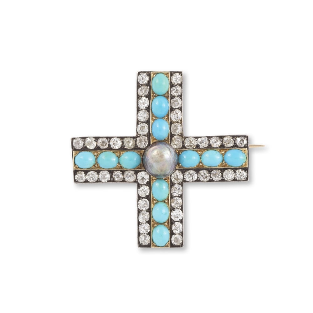 BROCHE/PENDENTIF 'CROIX' PERLE FINE, TURQUOISES ET DIAMANTS, FIN 19E SIÈCLE: BROCHE/PENDENTIF 'CROIX' PERLE FINE, TURQUOISES ET DIAMANTS, FIN 19E SIÈCLE Ornée au centre d'une perle fine grise de forme bouton, les quatre branches serties de cabochons de turquoises et