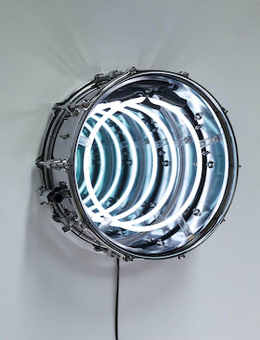 IVAN NAVARRO (born 1972) War Hole II: IVAN NAVARRO (born 1972) War Hole II 2018 Edition 1/3 + 1 AP Tambour, néon, miroir, miroir sans tain et énergie électrique 220v sans transformateur Editie 1/3 + 1 AP Trommel, neon, spi