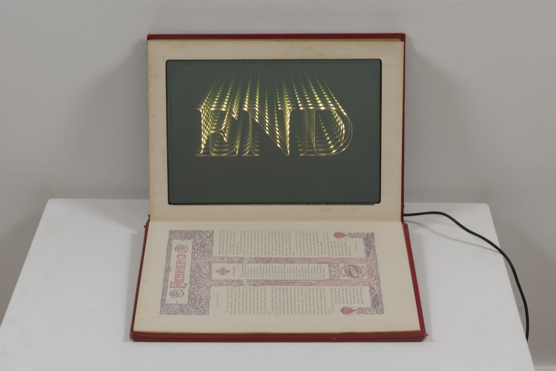 IVAN NAVARRO (born 1972) La Ilustracion Artistica: IVAN NAVARRO (born 1972) La Ilustracion Artistica 2016 Edition 1/6 + 4 AP Lumière LED, livre, miroir, miroir sans tain et énergie électrique Editie 1/6 + 4 AP LED-licht, boek, spiegel,
