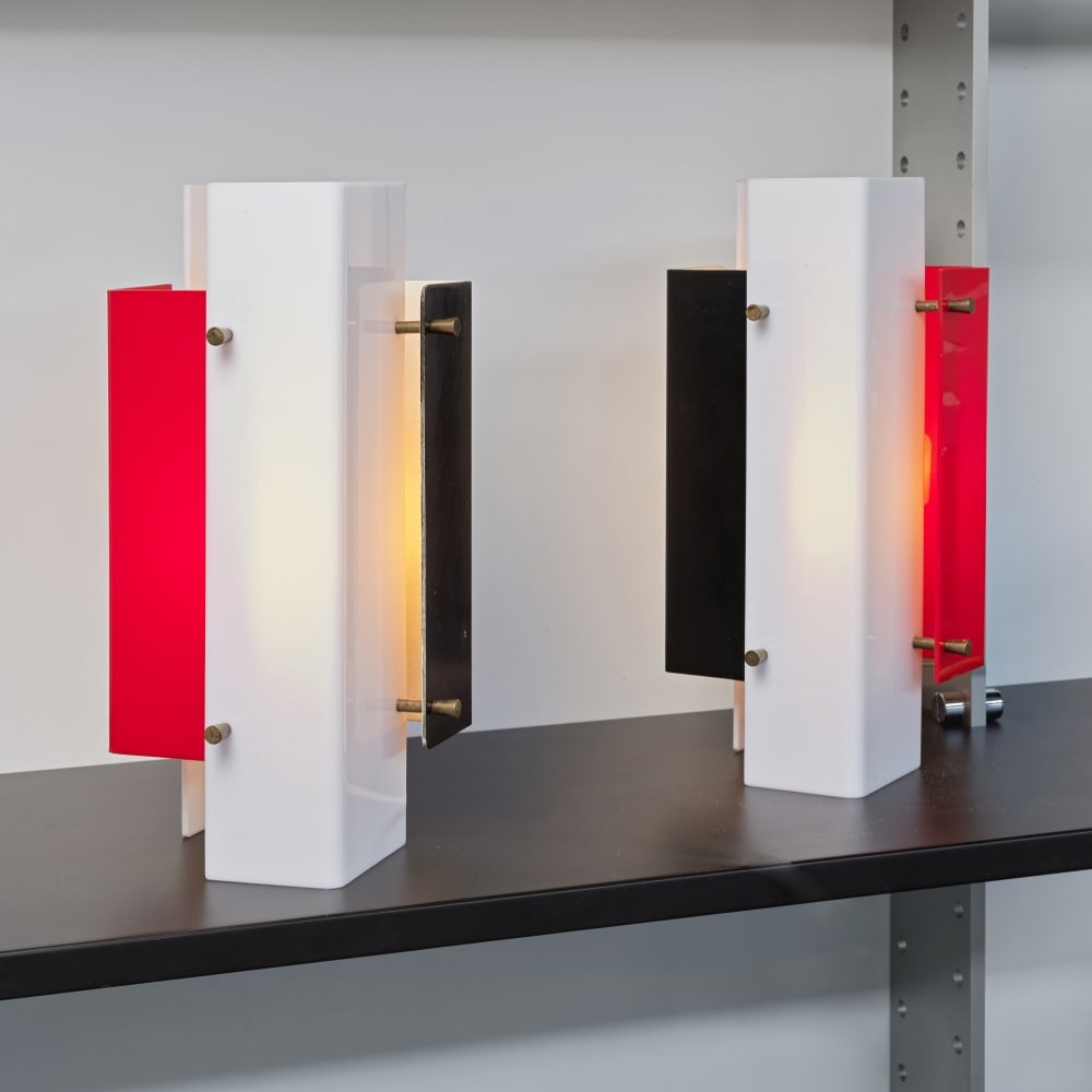 JEAN BORIS LACROIX (1902-1984) Paire de lampes 316: JEAN BORIS LACROIX (1902-1984) Paire de lampes 316 Création en 1958 Edition Luminalite Méthacrylate, acier peint et laiton Chacune : H: 32 cm. (12.5/8 in.); L: 16 cm. (6.1/4 in.); P: 16 cm.