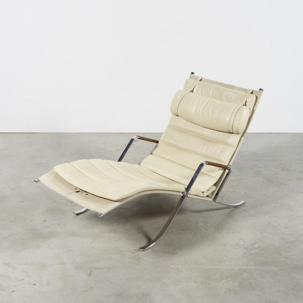 PREBEN FABRICIUS (1931-1984) & JØRGEN KASTHOLM (1931-2007) Chaise longue FK87 dite Grasshopper: PREBEN FABRICIUS (1931-1984) & JØRGEN KASTHOLM (1931-2007) Chaise longue FK87 dite Grasshopper Création en 1968 Édition Lange Production, circa 2010 Acier chromé, cuir et toile H: