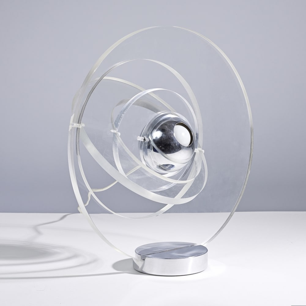 YONEL LEBOVICI (1937-1998) Lampe Satellite, petit modèle: YONEL LEBOVICI (1937-1998) Lampe Satellite, petit modèle Création en 1969 Méthacrylate, acier et métal chromé H: 41 cm. (16.1/8 in.); L: 39 cm. (15.3/4 in.); P: 13,3 cm. A 'Sa