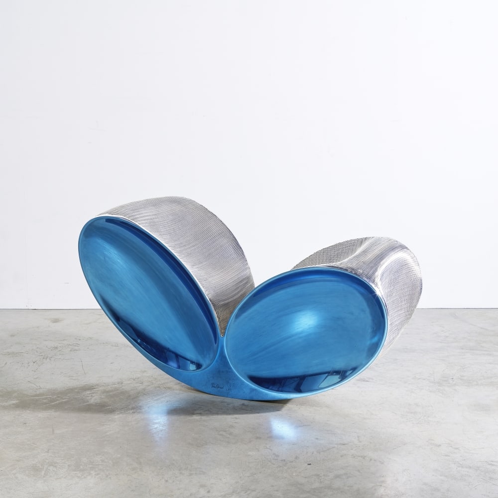 RON ARAD (1951) Chaise Blo Void II: RON ARAD (1951) Chaise Blo Void II 2006 Edition The Gallery Mourmans Signée 'Ron Arad' et numérotée 'AP1' Aluminium anodisé et résille d'acier H: 67 cm. (26.3/8 in.); L: 59 cm