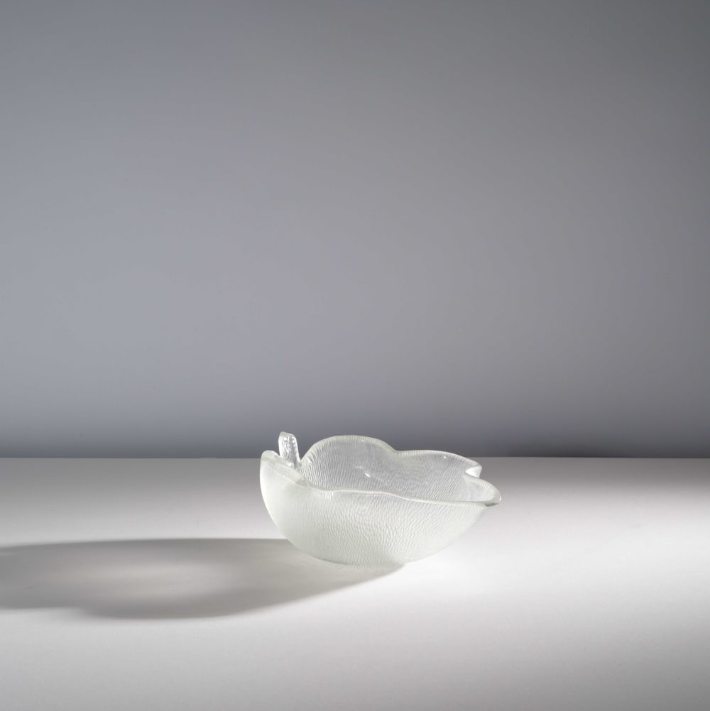 TYRA LUNDGREN (1897-1979) Coupe n. 2645: TYRA LUNDGREN (1897-1979) Coupe n. 2645 Circa 1940 Réalisation Venini & C., Murano Cachet à l'acide 'venini / murano / MADE IN / ITALY' Verre battuto H: 9,5 cm. (3.3/4 in.); L: 24 cm. (9.1/2