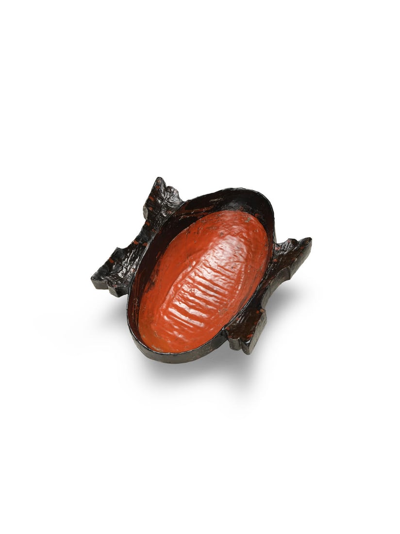 A BLACK AND RED PAINTED LACQUER 'EAR' CUP Warring States Period (2)