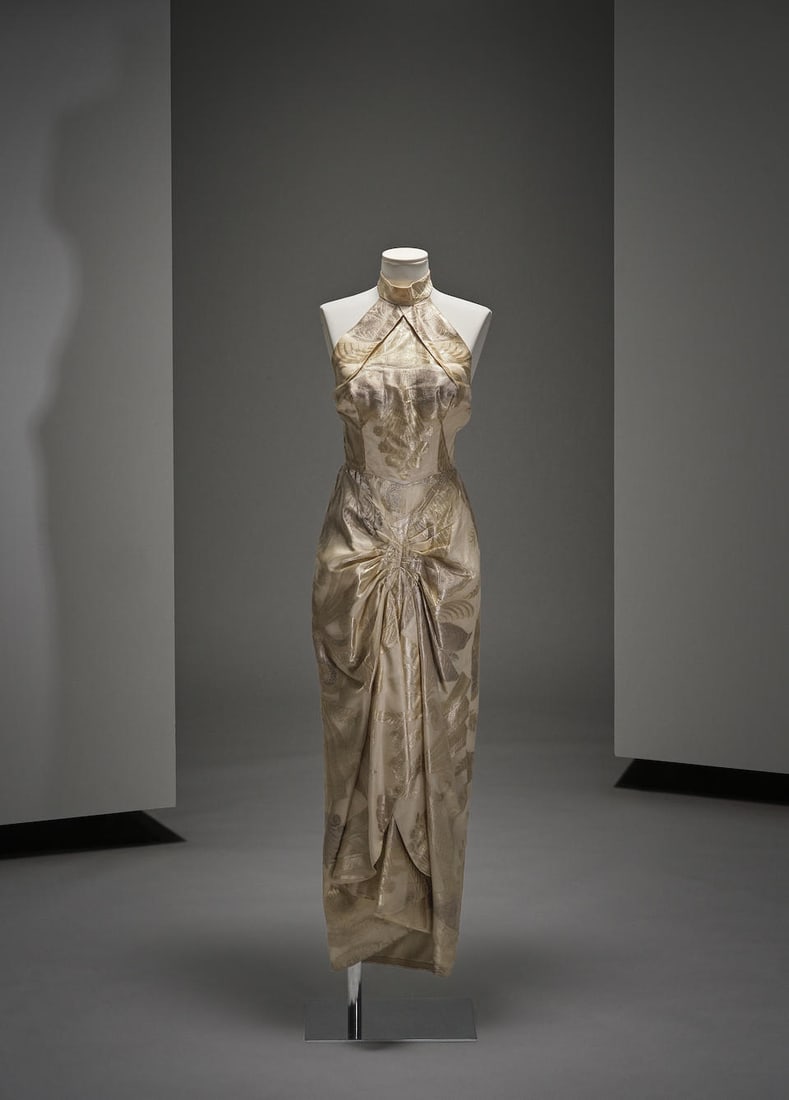 Anonyme, collection Haute Couture, circa 1948/1952. Robe du soir en mousseline ivoire et or. (1 of 1)