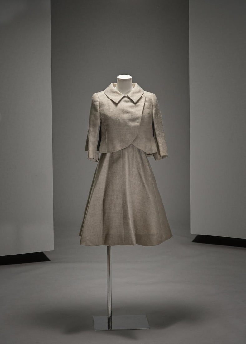 Jeanne Lanvin, collection Haute Couture, circa 1955. Ensemble de jour en toile beige (1 of 2)