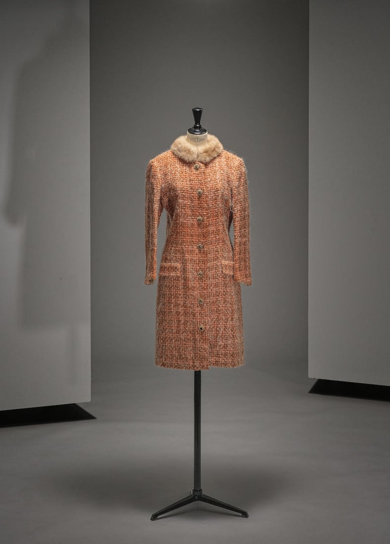 Guy Laroche, collection Haute Couture, circa 1960. Manteau en tweed orange. Création: Guy L...: Guy Laroche, collection Haute Couture, circa 1960. Manteau en tweed orange. Création: Guy Laroche De forme droite, encolure ronde soulignée de vison, simple boutonnage, deux poches à ra