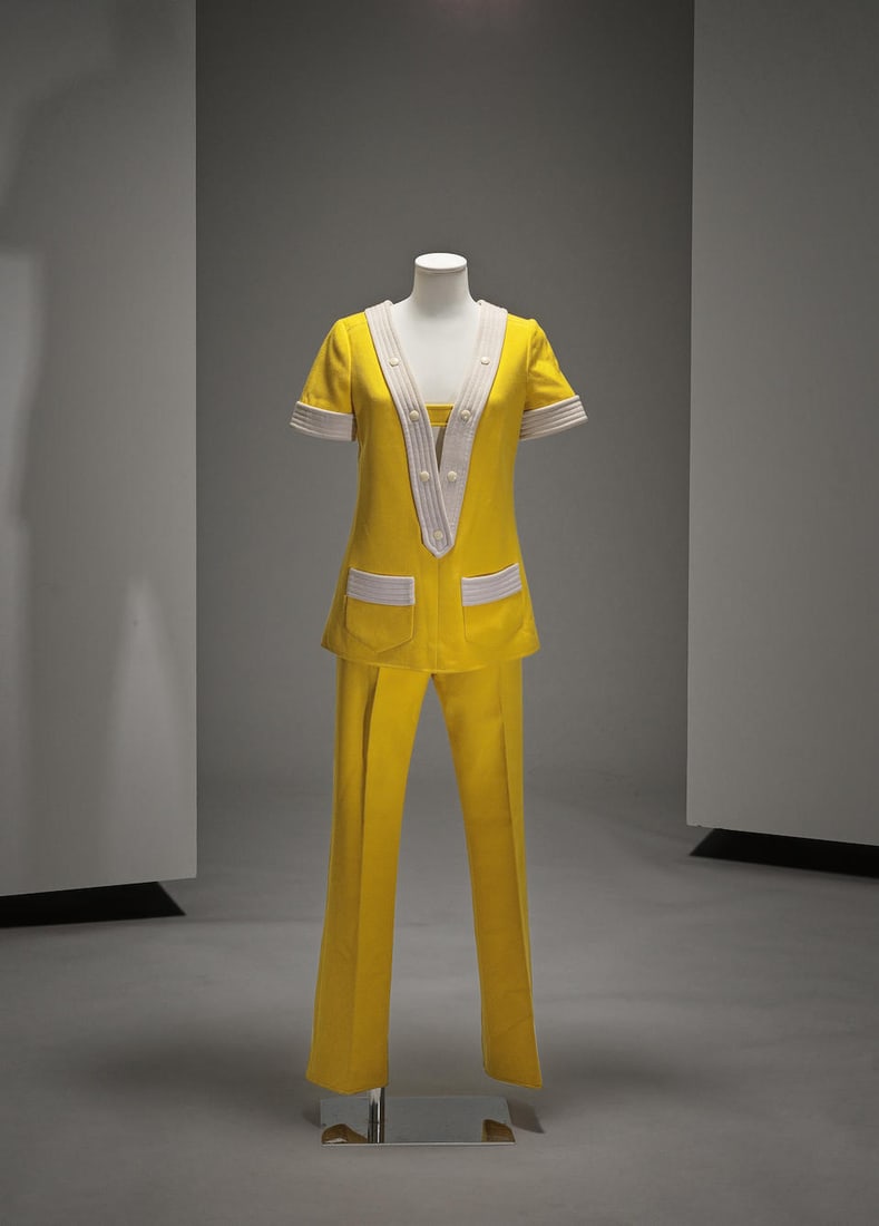 Courreges, collection haute Couture, circa 1968/1970. Ensemble en toile de laine jaune. Cré...: Courreges, collection haute Couture, circa 1968/1970. Ensemble en toile de laine jaune. Création: André Courrèges Haut marinière gansé de bandes de jersey écru surpiqu