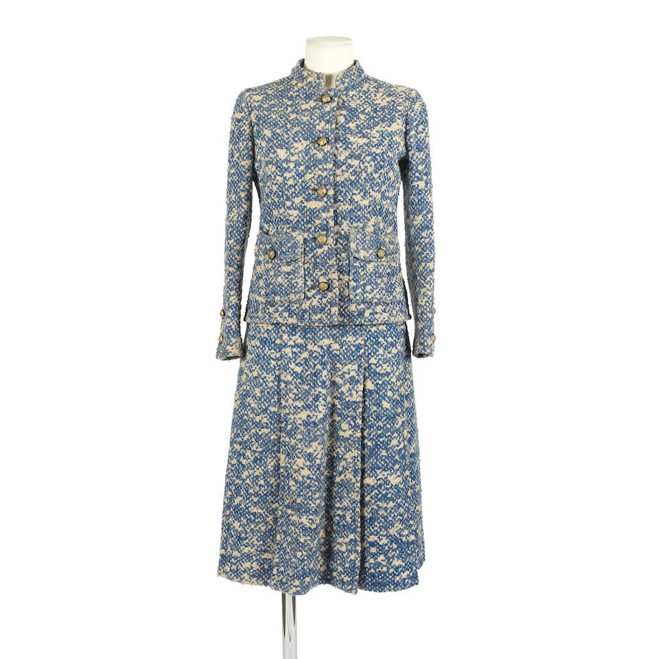 Chanel, collection Haute Couture, Automne-Hiver 1972. Tailleur en tweed bleu et blanc. Directeur...: Chanel, collection Haute Couture, Automne-Hiver 1972. Tailleur en tweed bleu et blanc. Directeur artistique : Gaston Berthelot Veste droite à petite encolure montante, deux poches plaquées &
