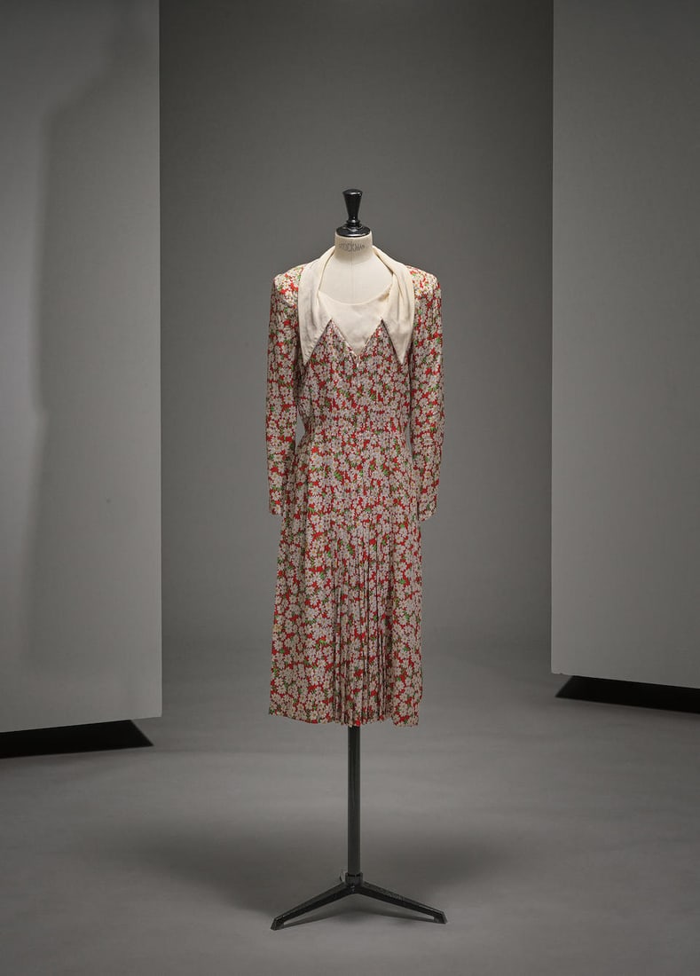 Guy Laroche, collection Haute Couture, circa 1972. Robe en soie rouge imprimée. Prototype d...: Guy Laroche, collection Haute Couture, circa 1972. Robe en soie rouge imprimée. Prototype du défilé Effet de modestie ivoire, devant boutonné, jupe à petits plis, manches long