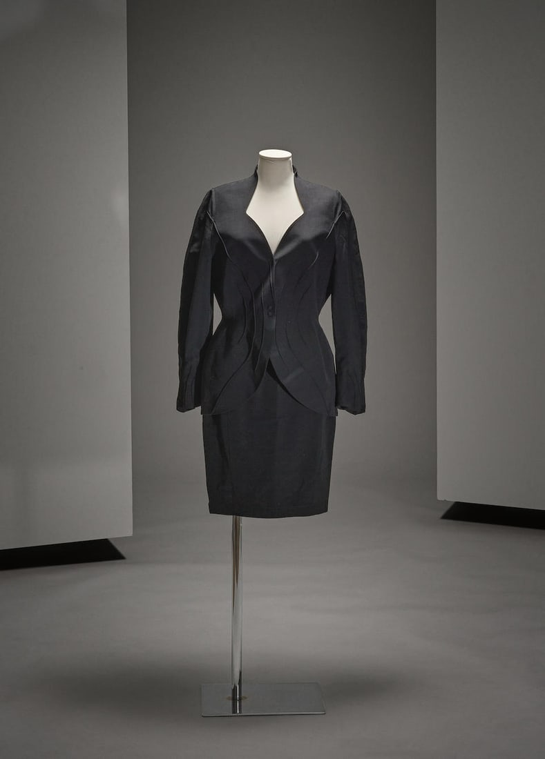 Thierry Mugler, collection Prêt-à-Porter, circa 1985. Tailleur en toile de laine noire. (1 of 2)