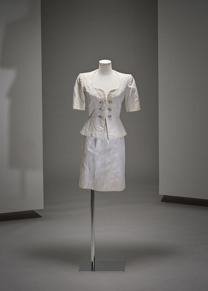 Jean Patou, collection Haute Couture, Printemps-Eté 1986. Tailleur de cocktail blanc cass&#... (1 of 1)