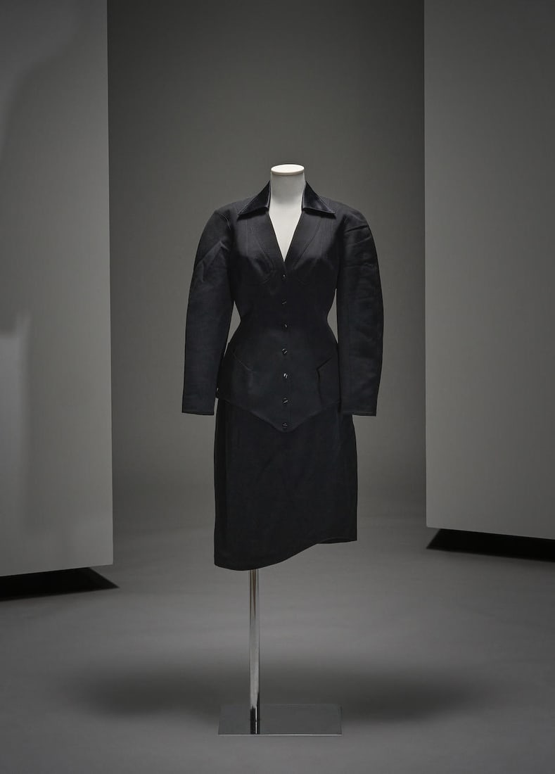 Thierry Mugler, collection Prêt-à-Porter, circa 1985. Tailleur à jupe asymét... (1 of 1)