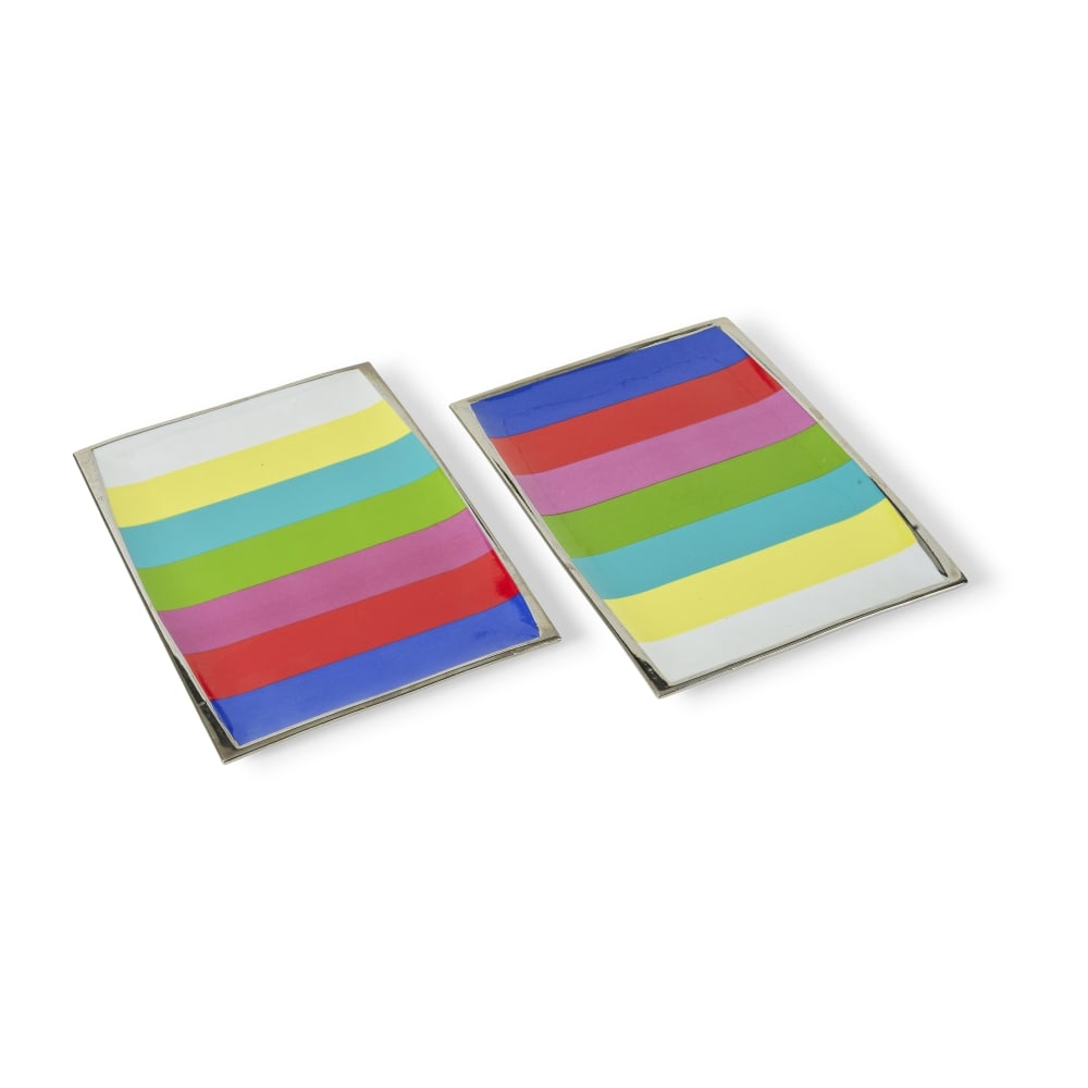 GENERAL IDEA (1969-1994) T.V. Dinner Plate, 1988 (2) Deux plats en porcelaine présenté ...: GENERAL IDEA (1969-1994) T.V. Dinner Plate, 1988 (2) Deux plats en porcelaine présenté dans une boite carton avec sticker L'un signé au revers au feutre Editions à 238 exemplaires