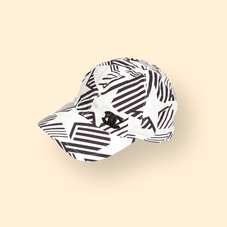 Chanel. Black and white printed cotton cap. Chanel. Casquette en coton imprimé noir et blanc. (1 of 1)