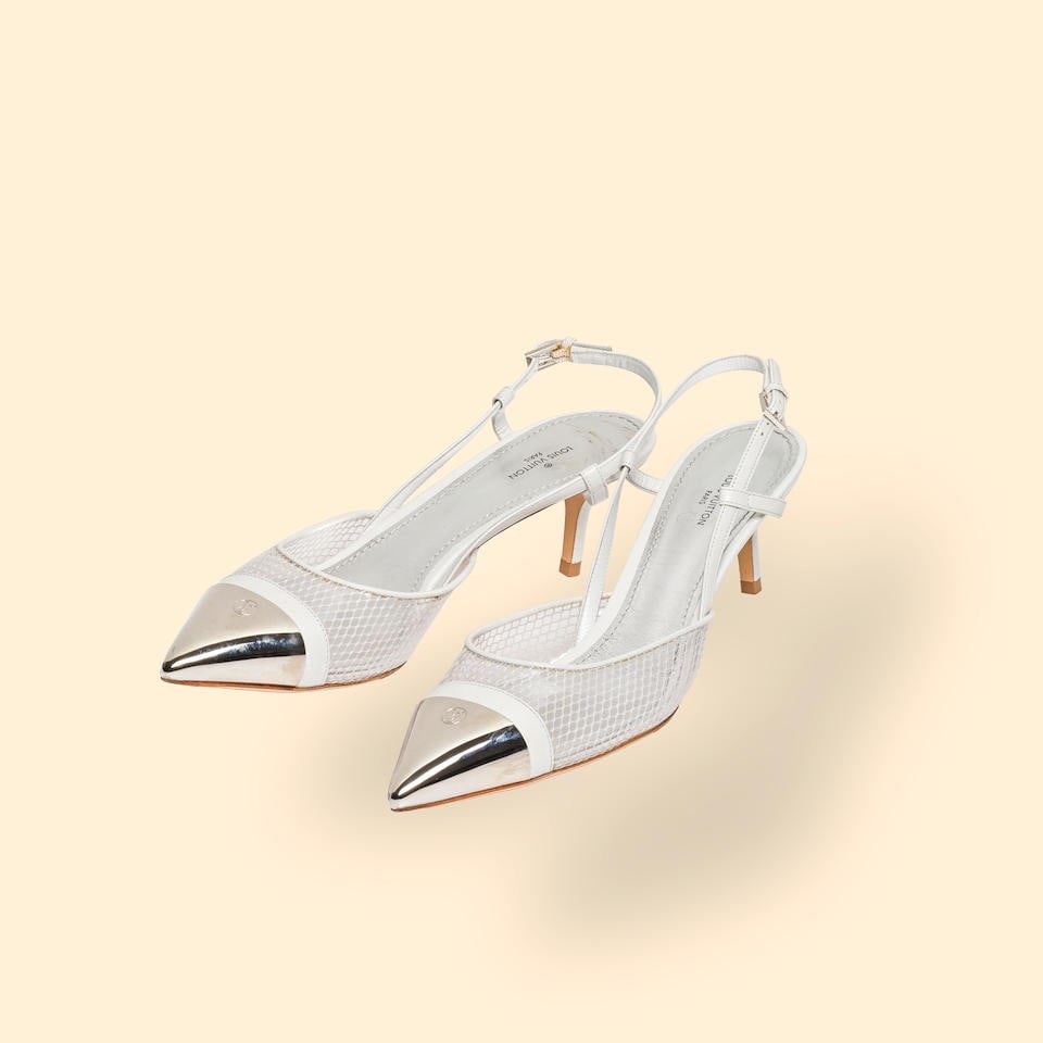 Louis Vuitton. Pair of Urban Twist sandals in white leather and mesh. Louis Vuitton. Paire de sa...: Louis Vuitton. Pair of Urban Twist sandals in white leather and mesh. Louis Vuitton. Paire de sandales Urban Twist en cuir et resille blanche. Metallic tips. Bouts métallisés. Size: 39. Foot