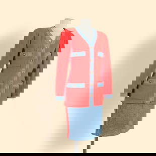 Chanel Boutique, Fall/Winter 1991 collection. Denim and red bouclé wool suit. Chanel Boutiq...: Chanel Boutique, Fall/Winter 1991 collection. Denim and red bouclé wool suit. Chanel Boutique, collection Automne/Hiver 1991. Tailleur en denim et lainage bouclette rouge. Directeur artistique: K